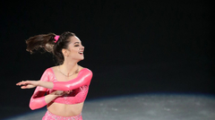 Медведева помогла свалившимся на лед во время шоу зрителям