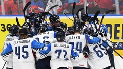 Финны забрались на подъемный кран в честь победы сборной в ЧМ-2019