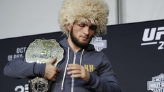 Хабиб напал на чемпиона UFC в тяжелом весе и повалил его