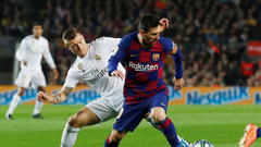 Игроки "Барселоны" отказались от сокращения зарплаты из-за коронавируса