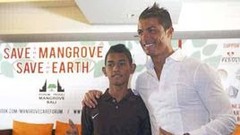"Спортинг" подписал мальчика, пережившего цунами благодаря Криштиану Роналду