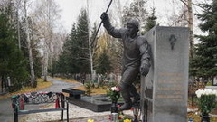 Хоккеисты и болельщики "Авангарда" посетили могилу Черепанова