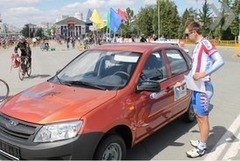 Победитель велогонки в Омске отказался от приза — автомобиля Lada Granta