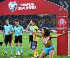 «Эрдоган — убийца!»: в Харькове футболисты увидели голую из Femen